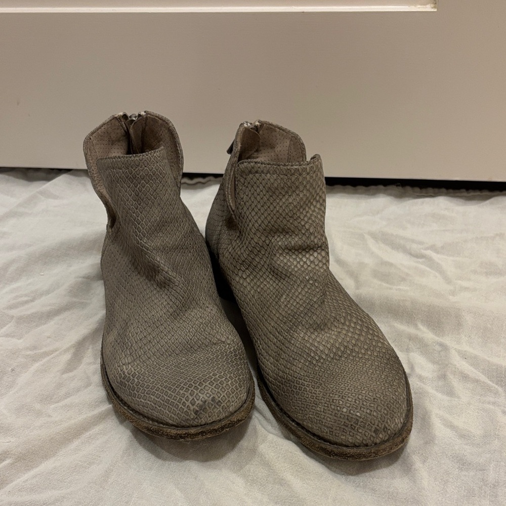 Officine Creative Grey Leather “Snakeskin” Booties